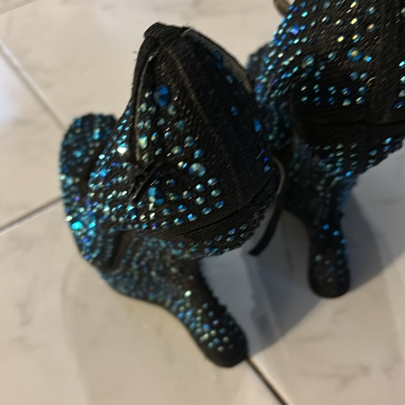 Beautiful heels !!! Never worn just sitting in the closet - Picture 3 of 4